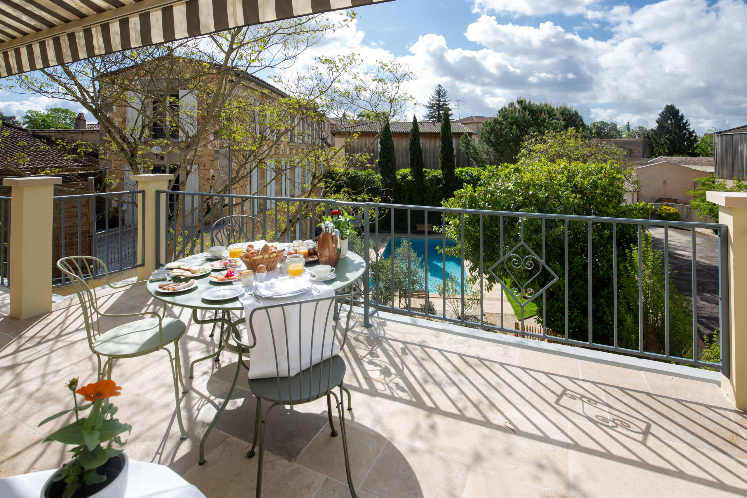 Terrasse avec petit déjeuner délicieux